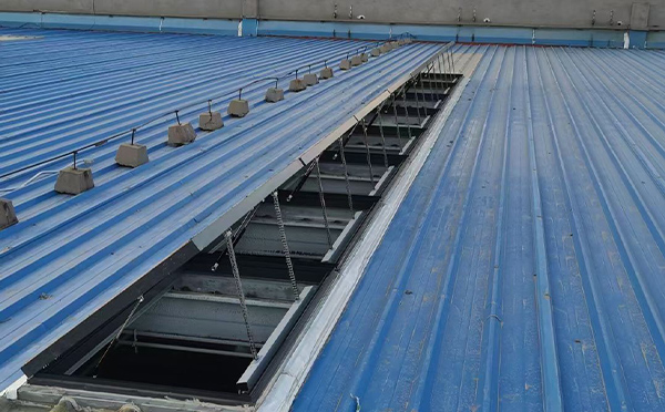 某城市大型商业综合体中庭金昌排烟窗工程